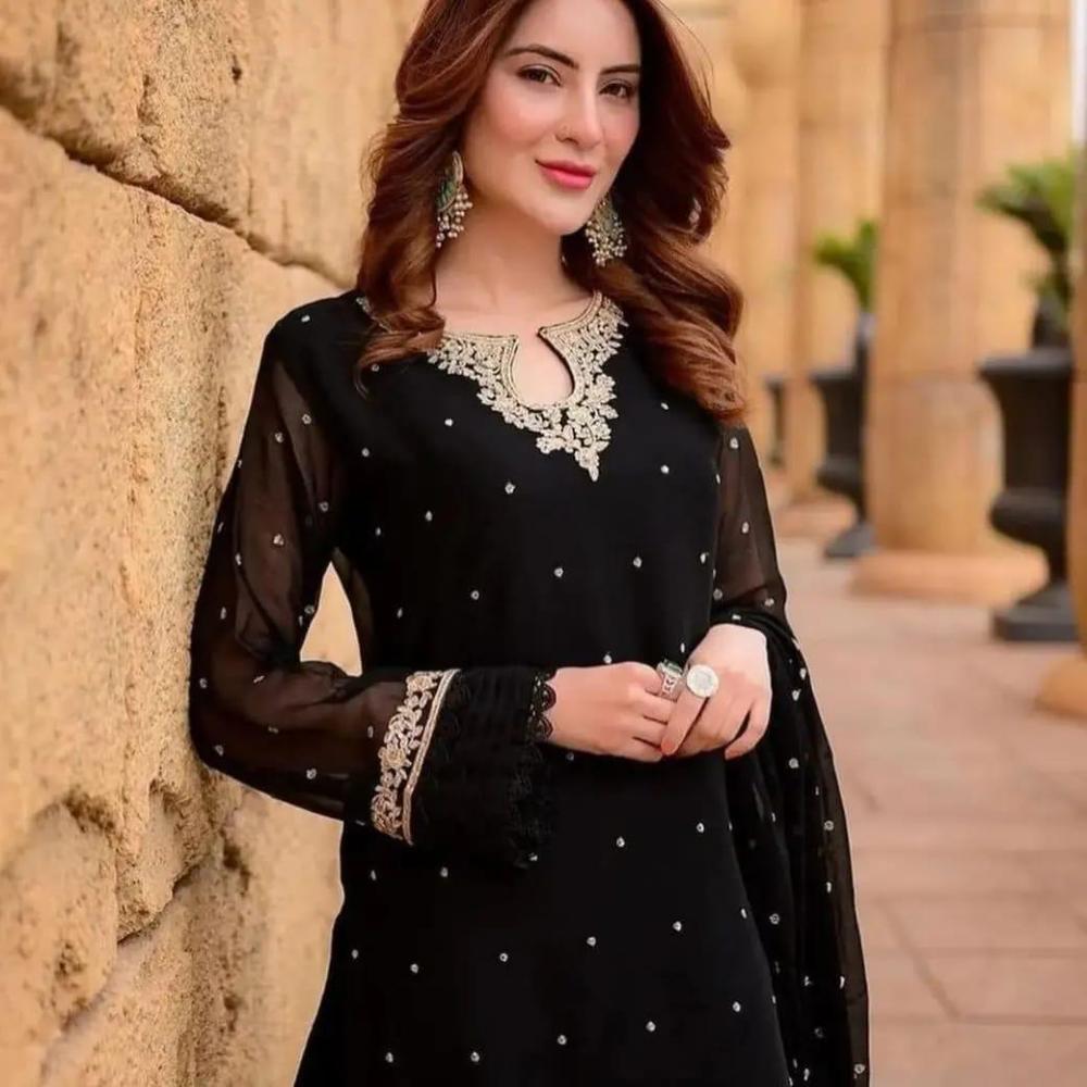 Black dress of Hania Amir in new style